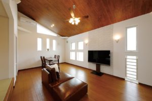 プロが解説｜床に使用する木材の種類と無垢床のススメ《第1回：一般的な複合フローリング材と無垢床の違いとは!?》