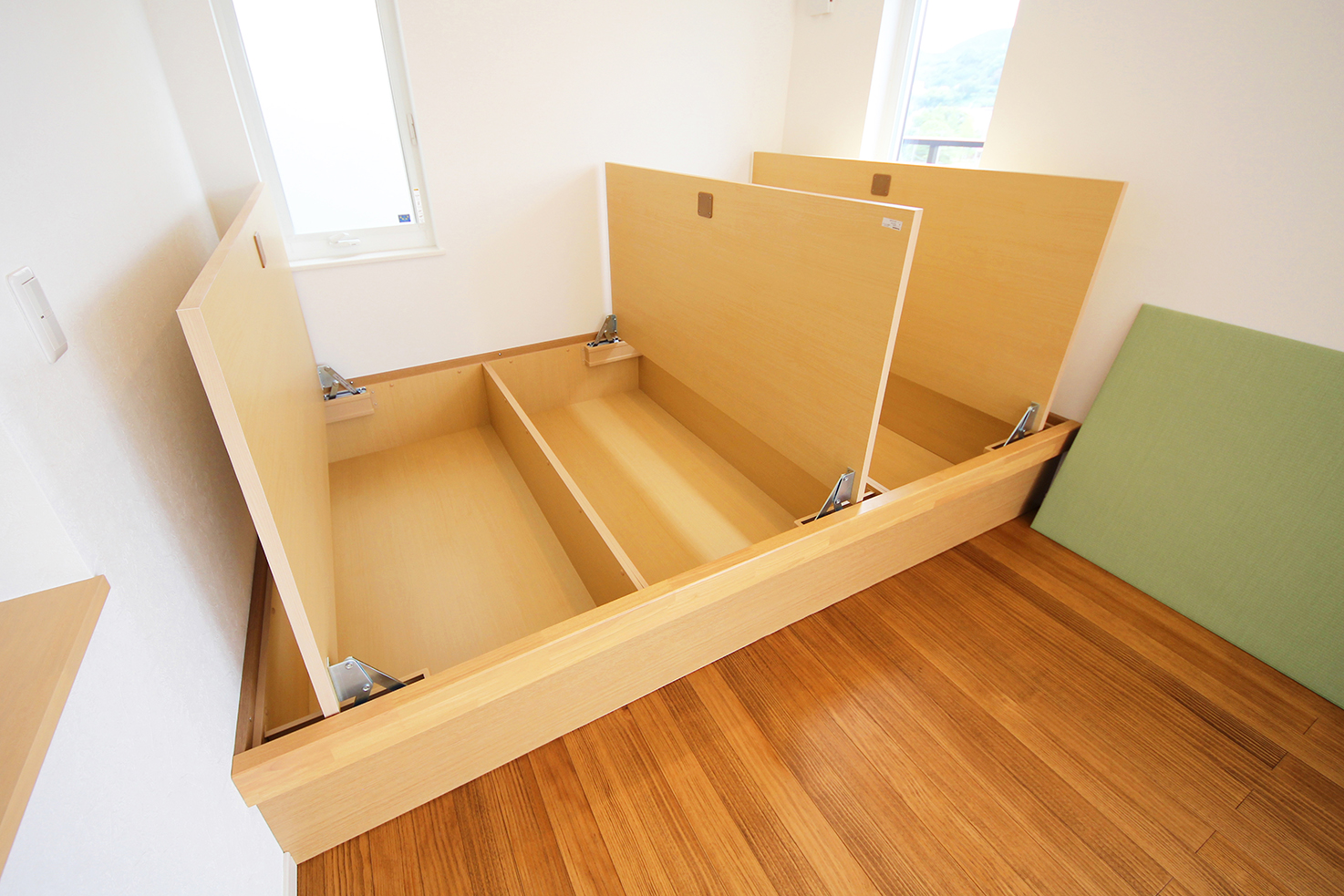 和室の小上がりでｵｼｬﾚな空間作りと吹抜けで開放感のある家に。 リビング インテリア, リビング ナチュラルモダン, 家